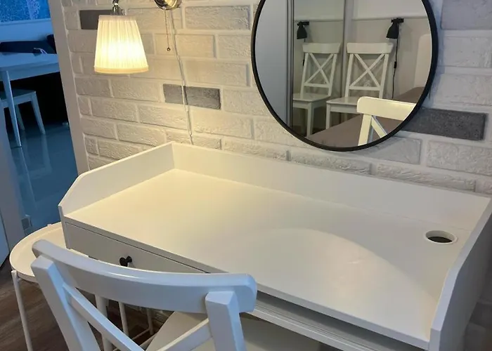 アパート Two-roomed Flat, Caesar