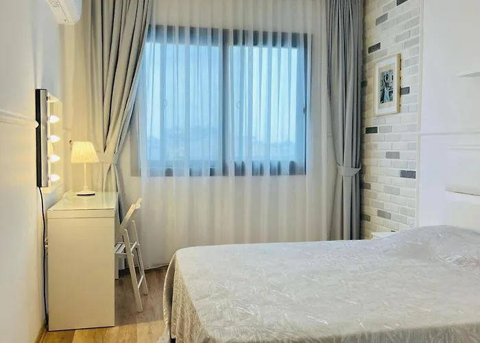 Two-roomed Flat, Caesar アパート