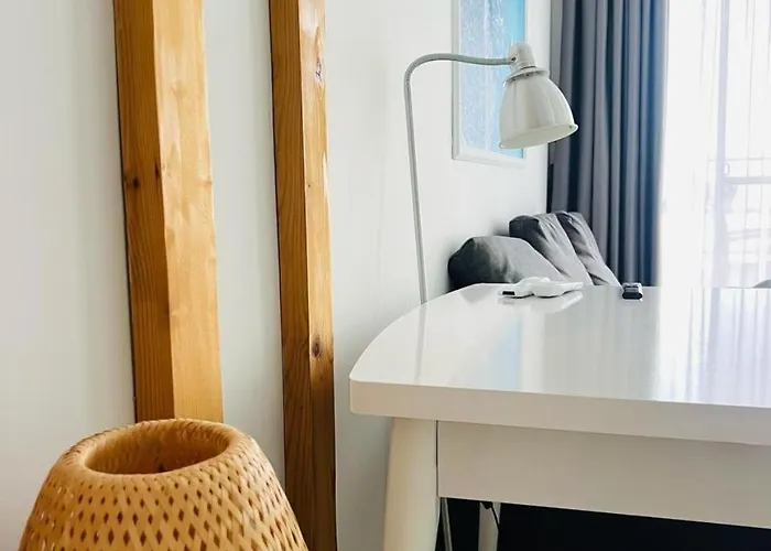 アパート Two-roomed Flat, Caesar