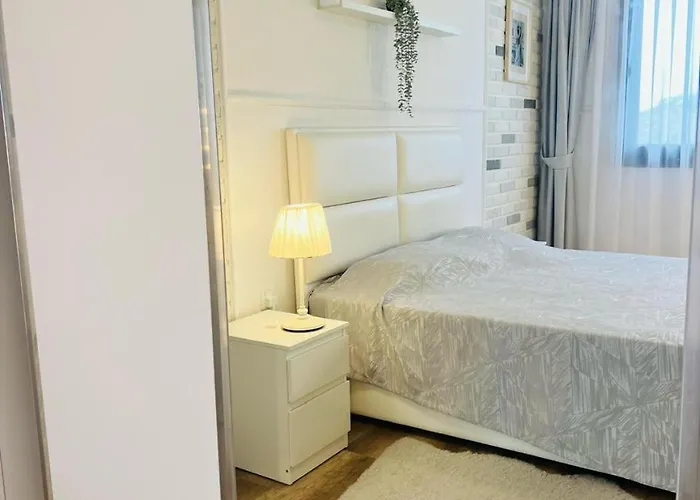 Two-roomed Flat, Caesar Διαμέρισμα